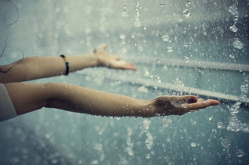 下雨天经典<a href='/shangganshuo/' target='_blank'><u>伤感说说</u></a>：你一哭，全世界都下雨了2