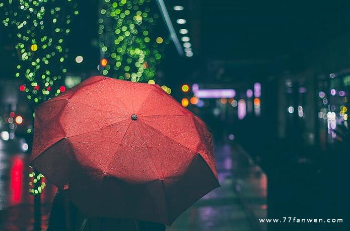 下雨很应景的说说心